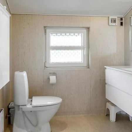 Semesterbostad Stunning In Vaeggerlose With Sauna